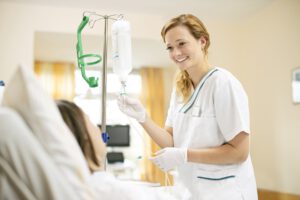 Pflegefachfrau am Patientenbett